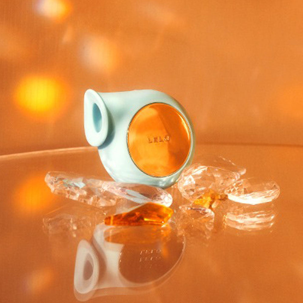 LELO Sila Clitoral Massager Aqua | Detail View | Feature close-up
